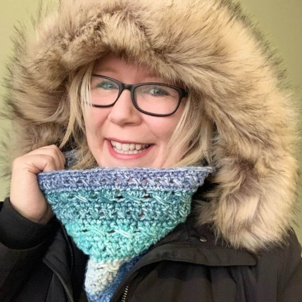 FREE lightweight crochet cowl pattern, Cabled & Crossed Cowl 