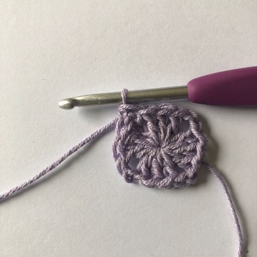 End of first round of all easy crochet granny square patterns